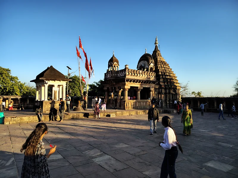 भेड़ाघाट के चौंसठ योगिनी मंदिर के गोल प्रांगण में बीच का छोटा मंदिर और चारों ओर कोठरियां