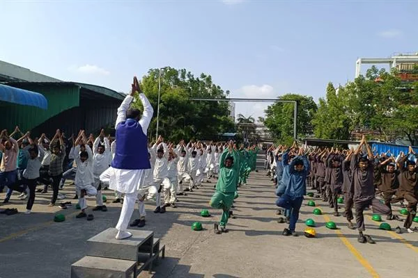 अंतर्राष्ट्रीय योग दिवस पर श्रमिक योगाभ्यास