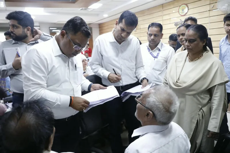 जनसुनवाई में कलेक्टर श्री शिवम वर्मा ने सुनीं नागरिकों की समस्याएं