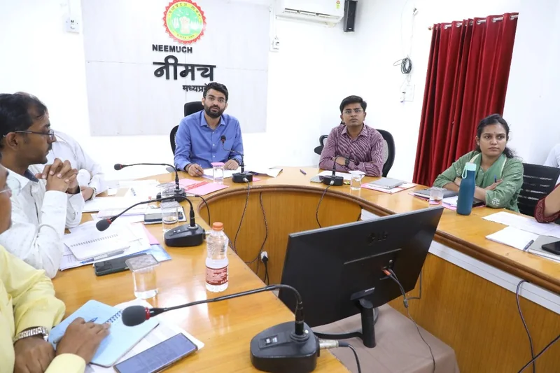 समय-सीमा बैठक में कलेक्टर ने विभागीय कार्यों की समीक्षा कर दिए आवश्यक निर्देश