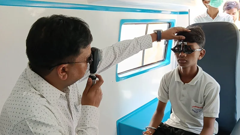 सेवा से संकल्प अभियान के अंतर्गत मूक-बधिर विद्यालय में बच्चों का स्वास्थ्य परीक्षण किया गया