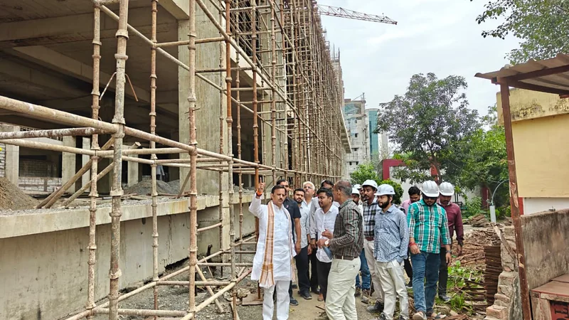 उप मुख्यमंत्री ने किया संजय गांधी अस्पताल परिसर का निरीक्षण 750 बेड के मैटरनिटी और 300 बेड के कैंसर अस्पताल…
